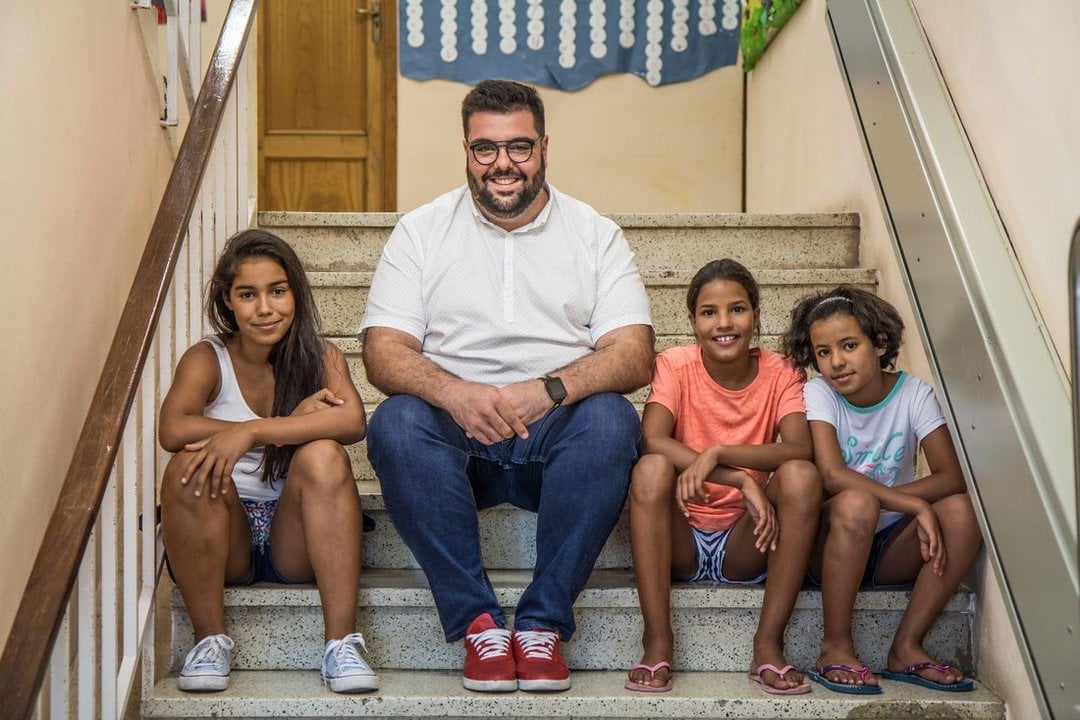 O tenente de alcalde, Diego Lourenzo, con cativos que participaron no programa no 2017.