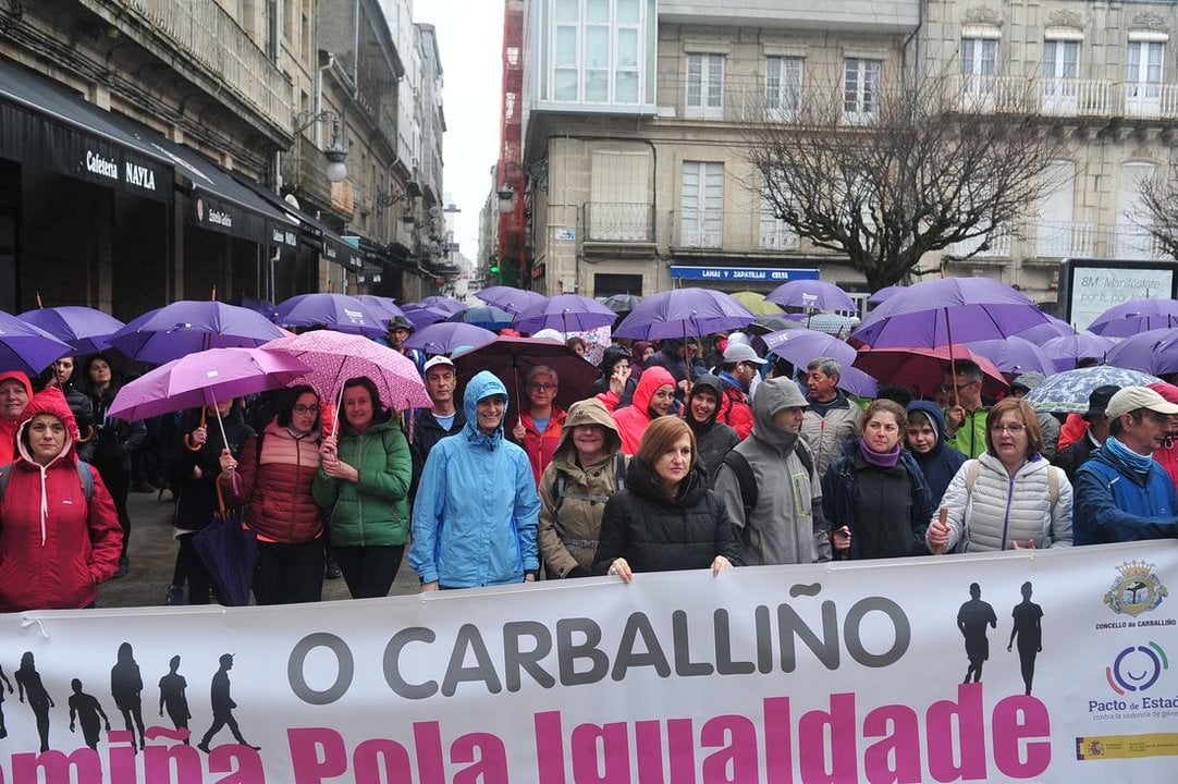 Participantes en la andaina &#34;O Carballiño camiña pola igualdade&#34;, que se desarrolló ayer en la villa del Arenteiro. (Foto: José Paz)
