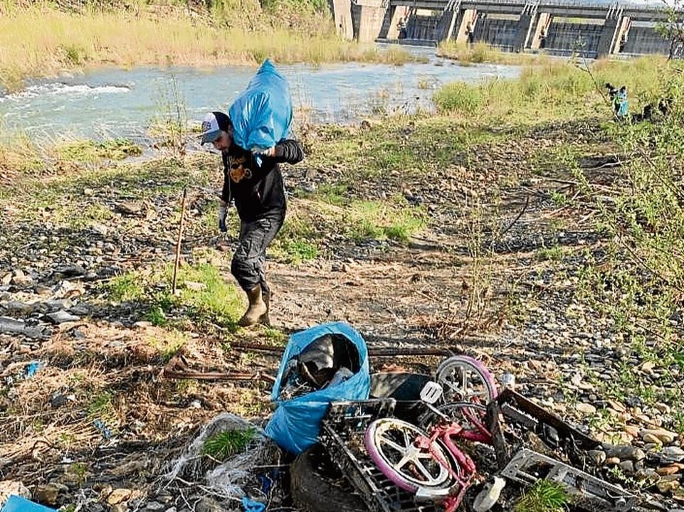 Uno de los participantes en la recogida de plástico y restos de electrodomésticos a orillas del Sil.