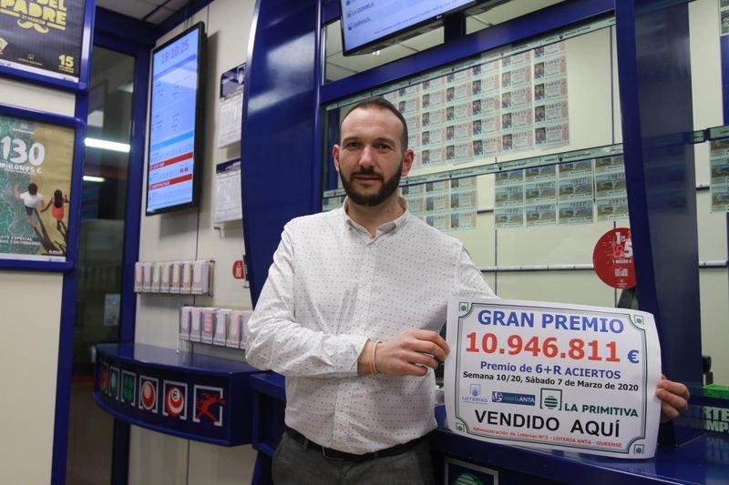 Jorge Anta, ayer en su administración nº2 de la ciudad, con el cartel del premio de 10,9 millones vendido.