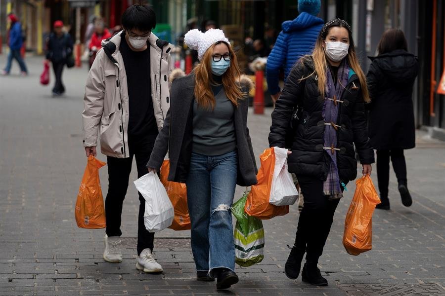 London (United Kingdom), 10/03/2020.- People wearing face masks walk through central London, Britain, 10 March 2020. According to reports, 373 people have now been confirmed positive for Coronavirus...