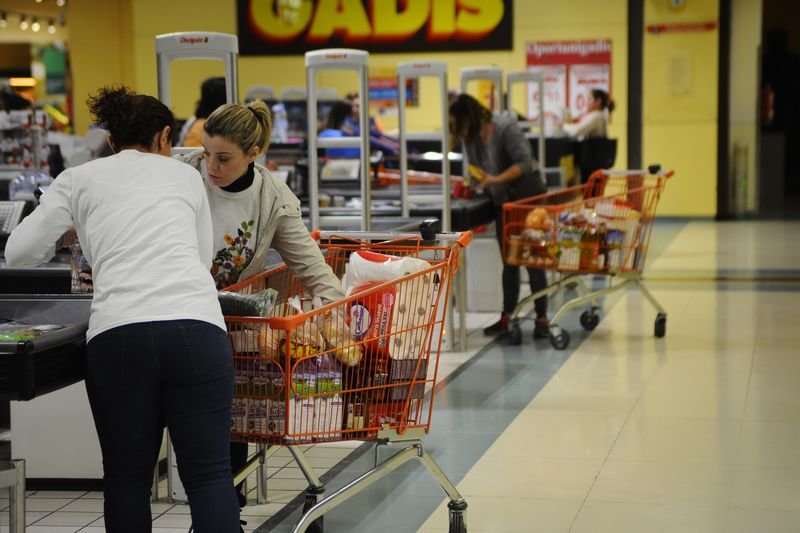 Dos mujeres realizan la compra en un supermercado de la ciudad.
