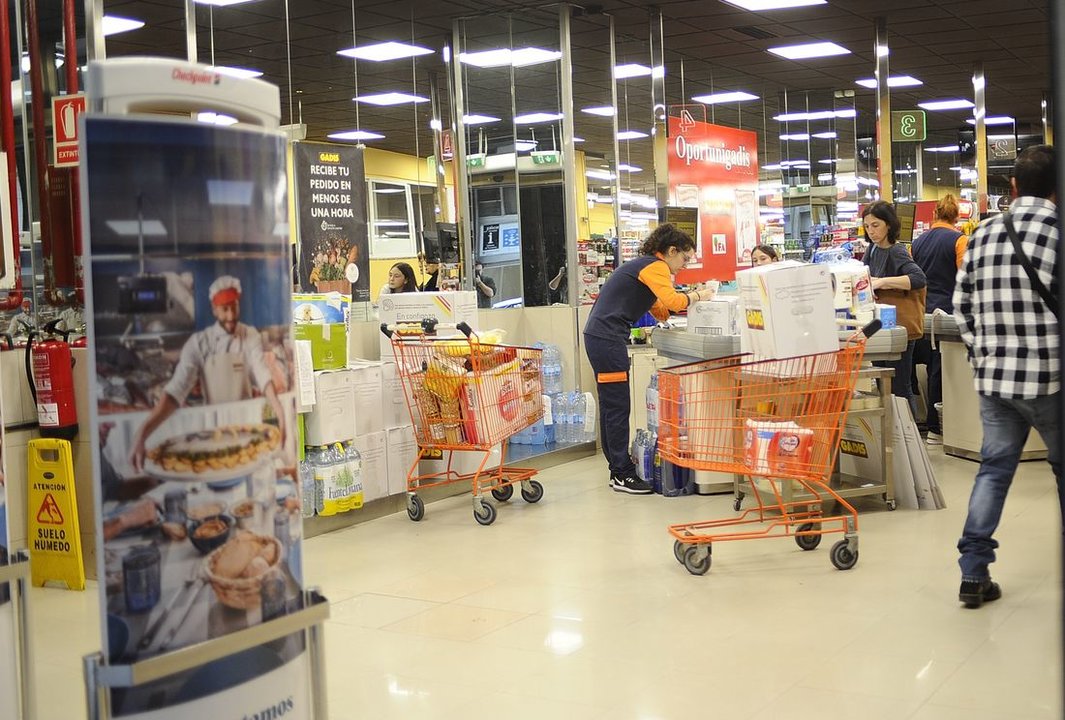 Imagen de un supermercado en Ourense, ayer por la tarde. (Foto: Martiño Pinal)