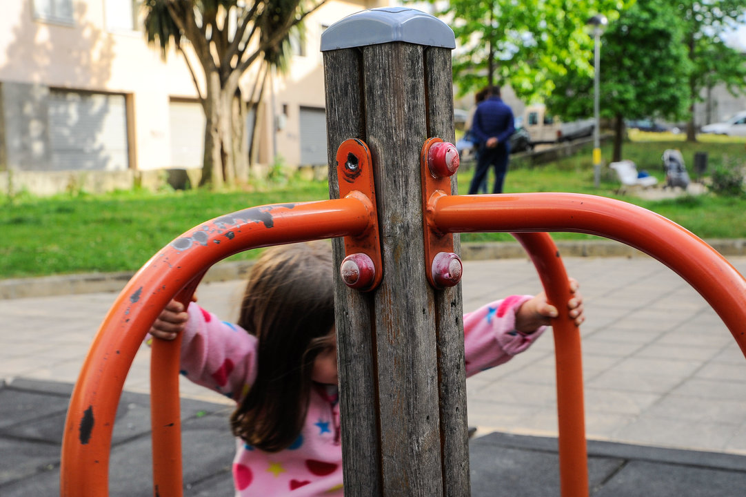 Una niña juega en un parque