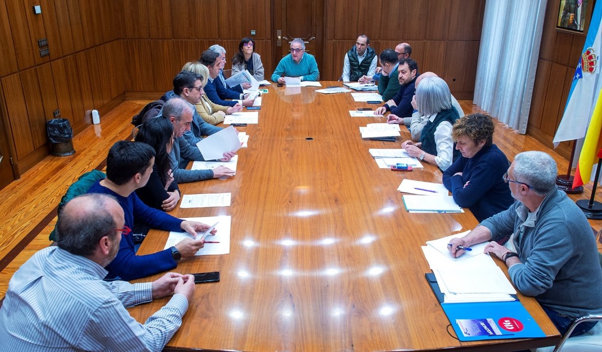 Reunión de las comisiones de seguridad de Diputación (arriba) y Concello de Ourense.