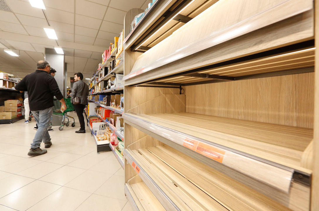 Un lineal vacío de un supermercado ourensano, ayer. (Foto: Xesús Fariñas)