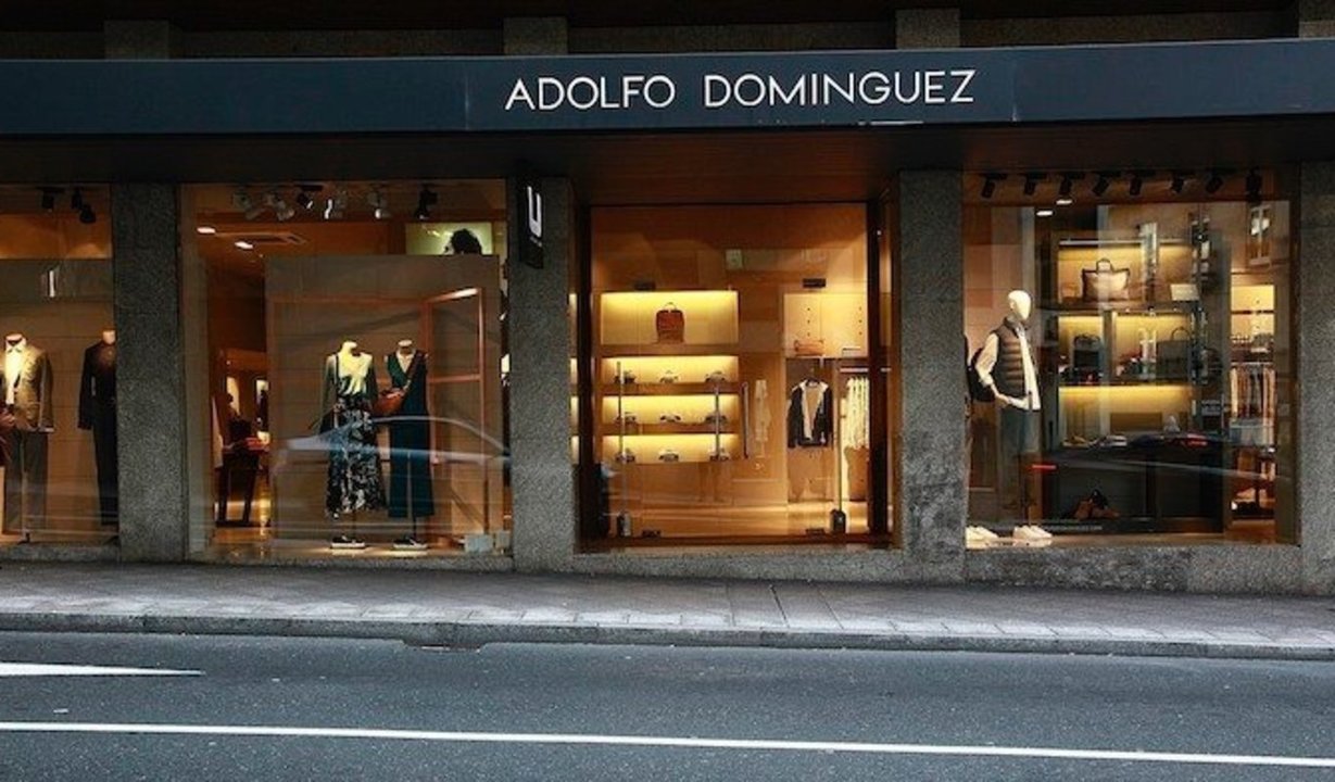 Tienda de Adolfo Domínguez en Ourense. (ARCHIVO)