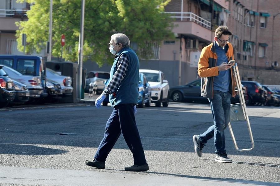 Dos personas con mascarilla por las calles de Madrid (EFE).