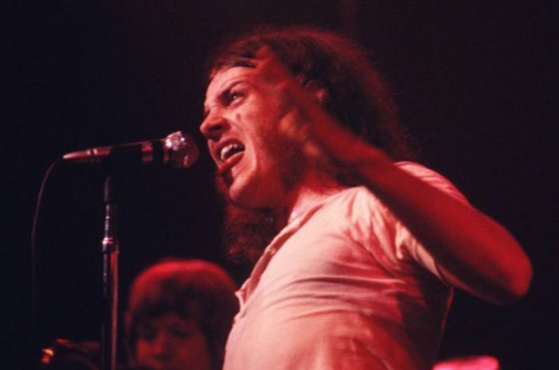 El cantante y músico de rock, blues y soul británico, Joe Cocker, en un concierto en sus primeros años de carrera.