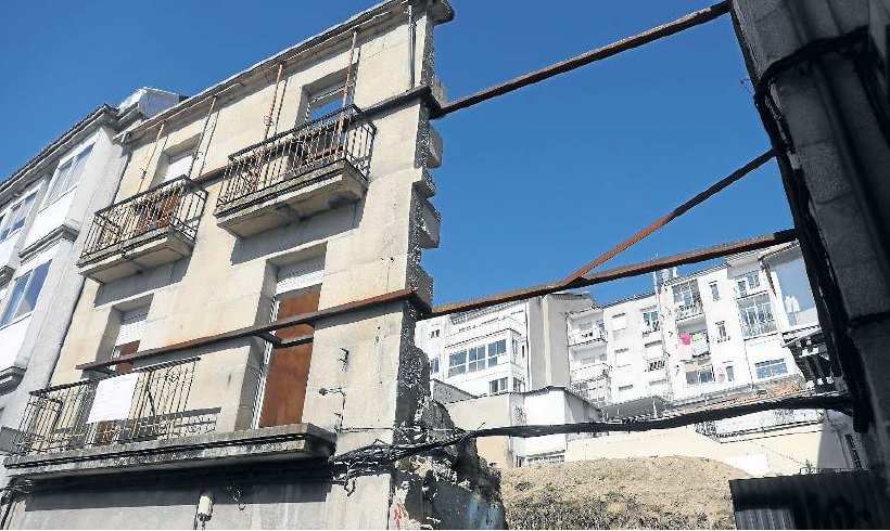 En la rúa Burgas se ha demolido un edificio para rehabilitarlo para diez apartamentos turísticos (JOSÉ PAZ)