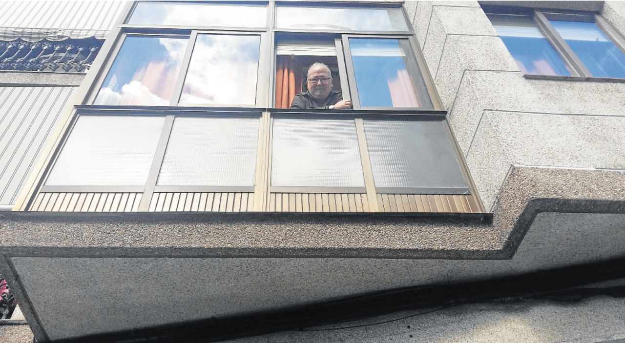 Francisco Domínguez observa la calle desde una ventana de su casa.