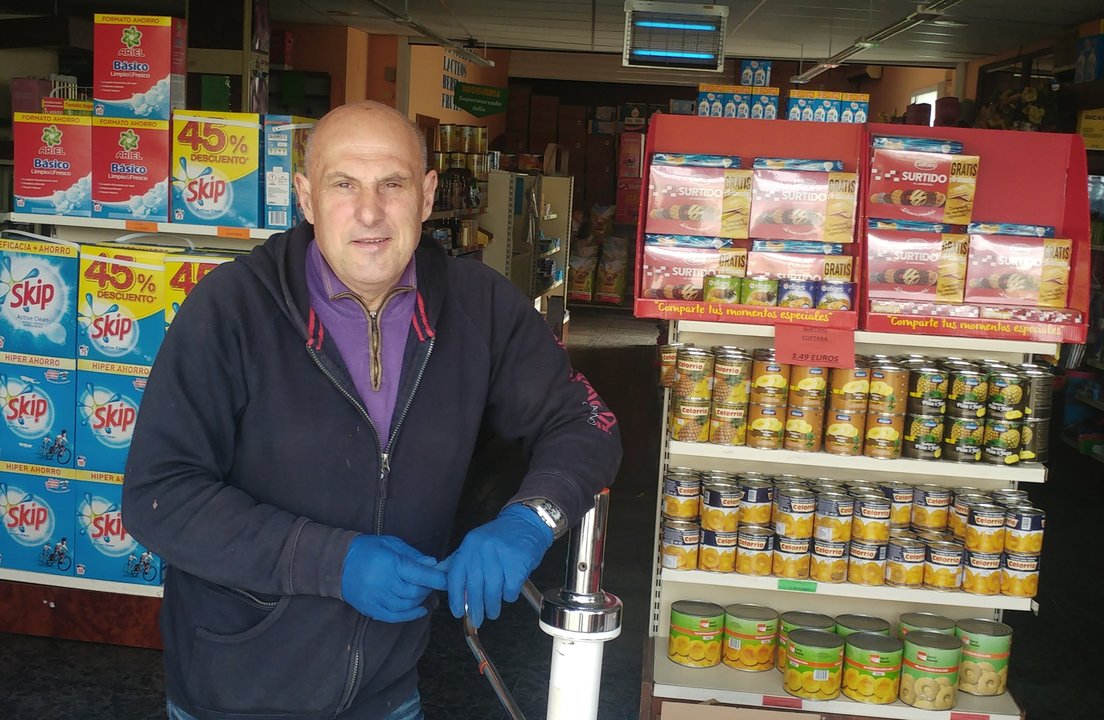 José Julio Blanco, en la entrada de su supermercado, el más cercano a la frontera, en Feces.