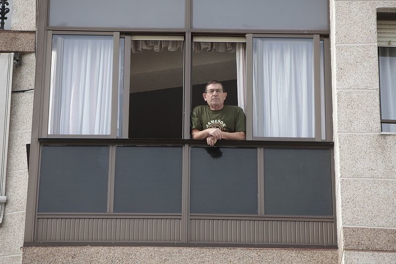 Antonio Uruburu se asoma a una de las ventanas de su casa en O Couto (MIGUEL ÁNGEL).