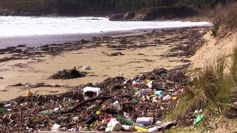 El vídeo muestra los residuos depositados tanto en el mar como en su entorno.