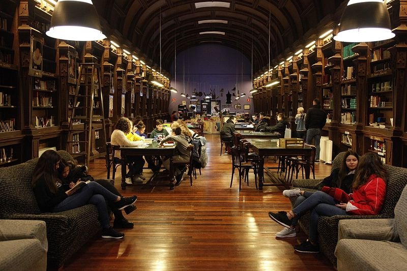 La biblioteca de O Poleiro a pleno funcionamiento en una imagen del curso pasado (MIGUEL ÁNGEL).