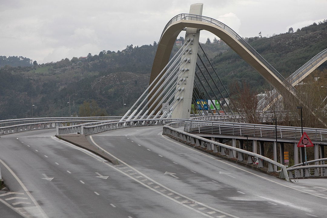 El Puente del Milenio, completamente vacío.