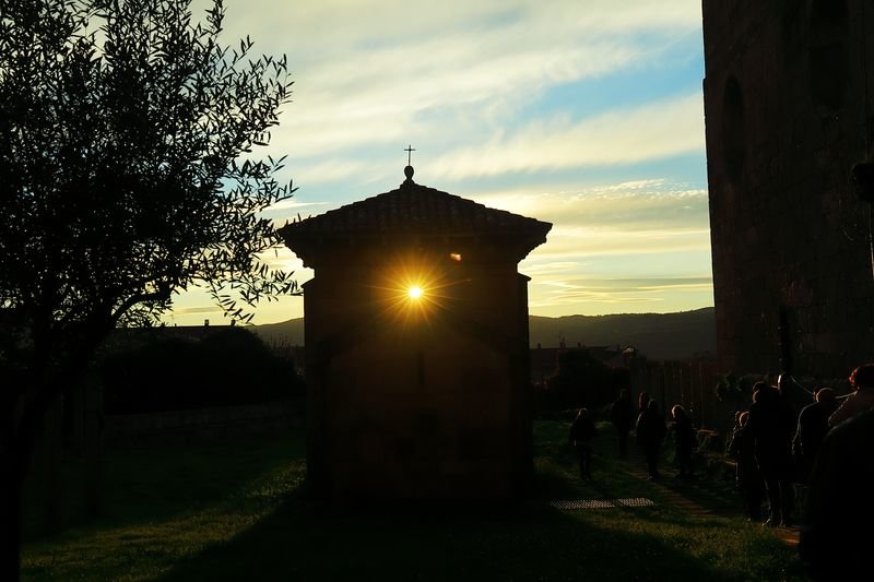 Imagen del efecto solar sobre la capilla en el amanecer del equinoccio de primavera del año pasado (JOSÉ PAZ).