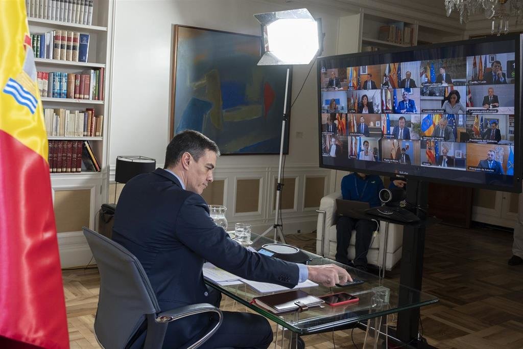 Sánchez, acompañado de Illa, Robles, Marlaska y Ábalos, inicia la videoconferencia con presidentes autonómicos. (Foto: Europa Press)