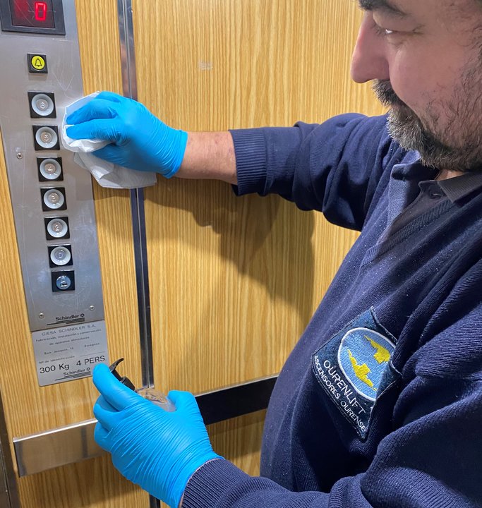 Los empleados de Ourenlift desinfectan los ascensores para garantizar la seguridad en las tareas de mantenimiento.
