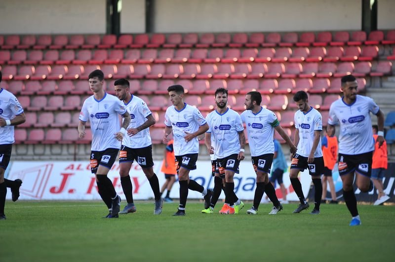 Varios jugadores del Ourense CF durante un partido de la presente temporada (JOSÉ PAZ).