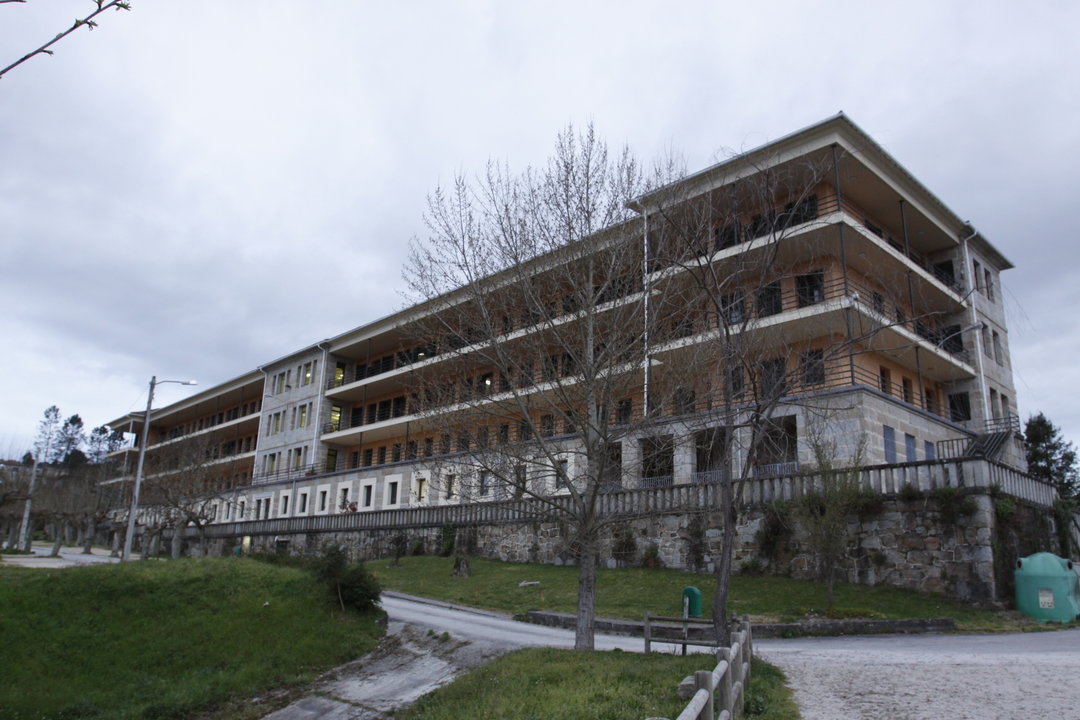 Vista del hospital de Piñor, adonde se derivarán ingresos si hay saturación.