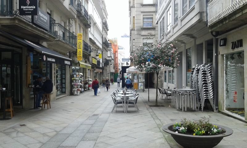 Calle Rosalía de Castro, una de las peatonales del centro urbano de Carballiño.