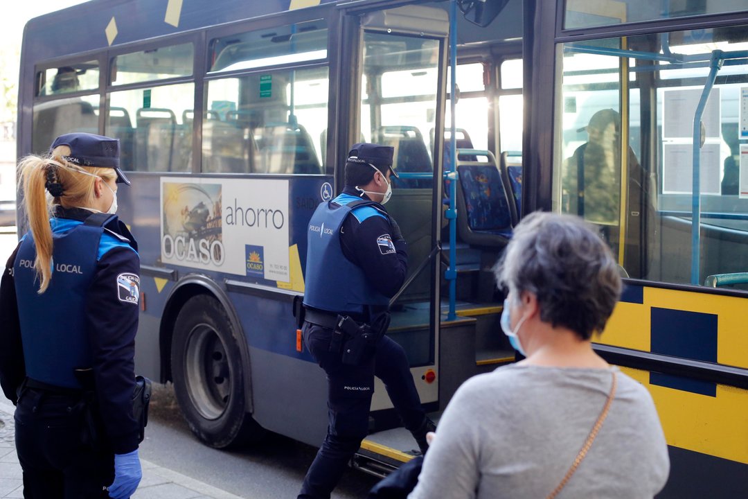 Los agentes entran en el autobús para realizar un control de los pasajeros.