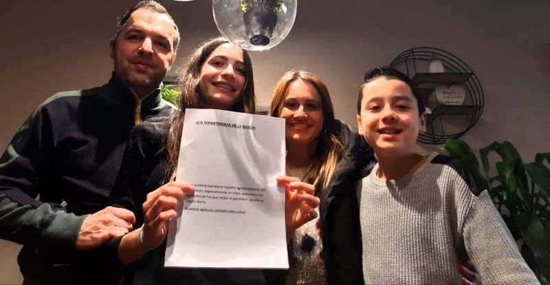 La familia Garrido Castro, con la nota de agradecimiento al trabajo de José Osorio, repartidor de La Región.