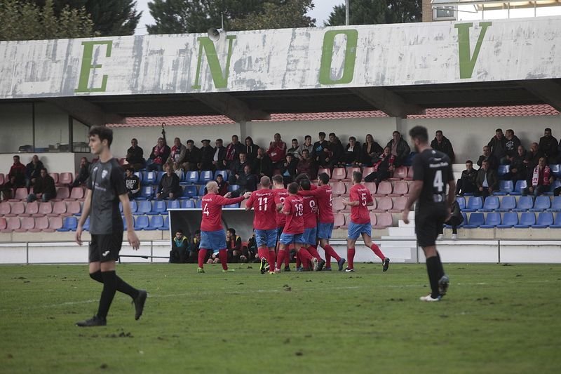 Varios jugadores del Verín celebran un gol en el José Arjiz (MIGUEL ÁNGEL).