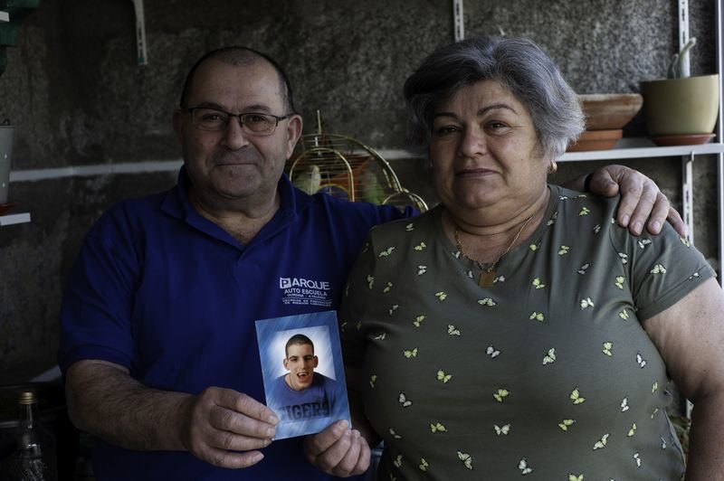Susa Suárez y su marido Ramón posan con la foto de su hijo Diego, ayer en su casa de A Carballeira (MARTIÑO PINAL).