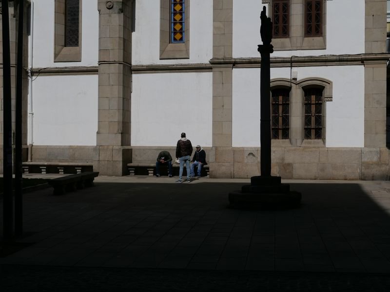 Pintada en una pared de Lugo e indigentes sentados delante de una iglesia en A Coruña 8SUSO ARJOMIL).