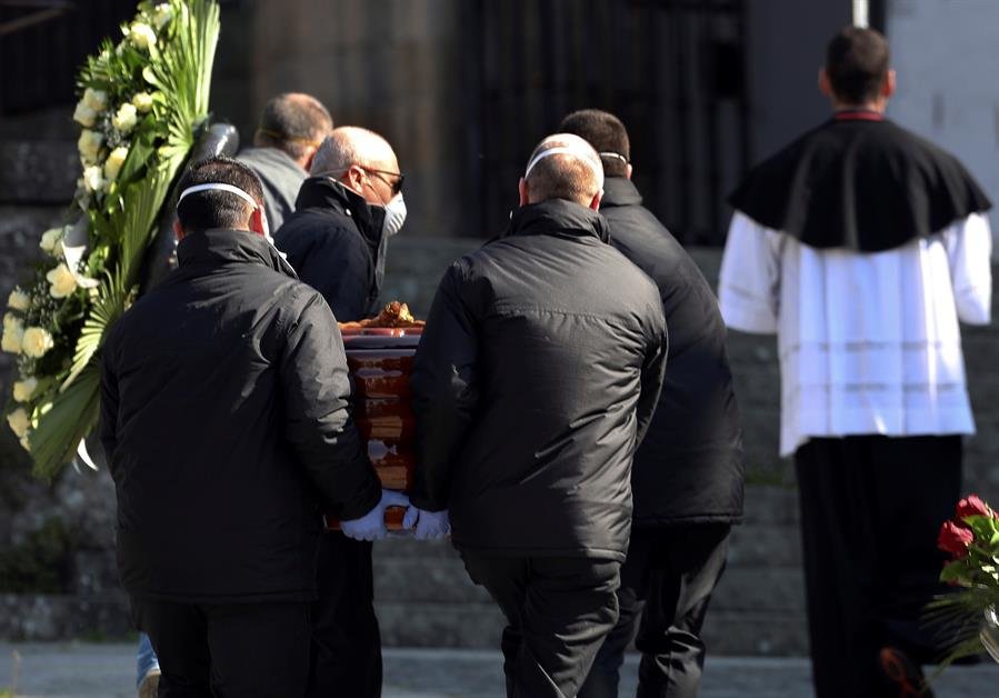 Un entierro en Santiago de Compostela (EFE).