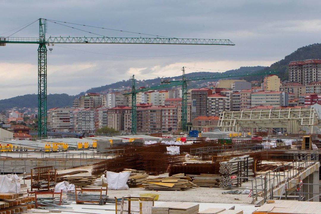 Vista general de las obras de construcción de la nueva estación del AVE en Vigo, paralizadas (SALVADOR SAS).