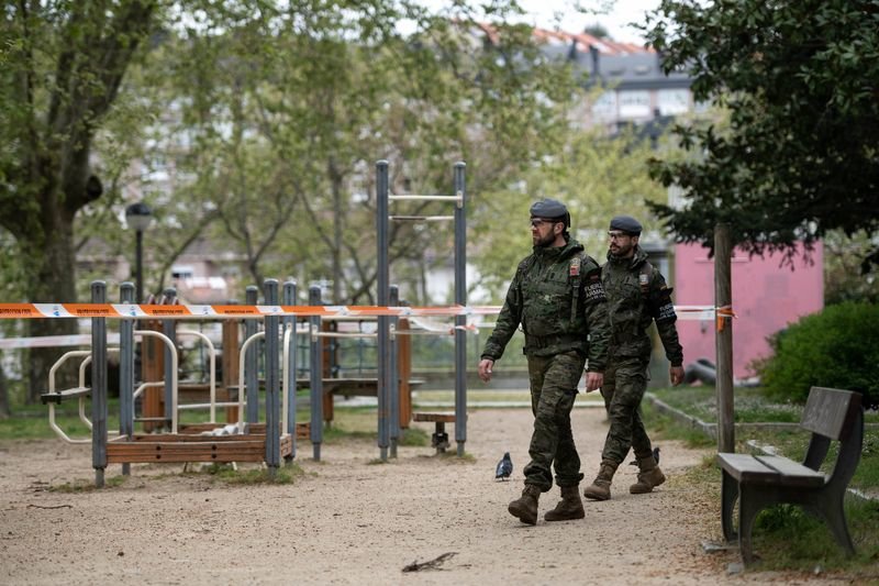 La Brilat se volvió a desplegar por Ourense. En la imagen, dos militares patrullan por la Alameda, con el parque infantil cerrado (ÓSCAR PINAL).