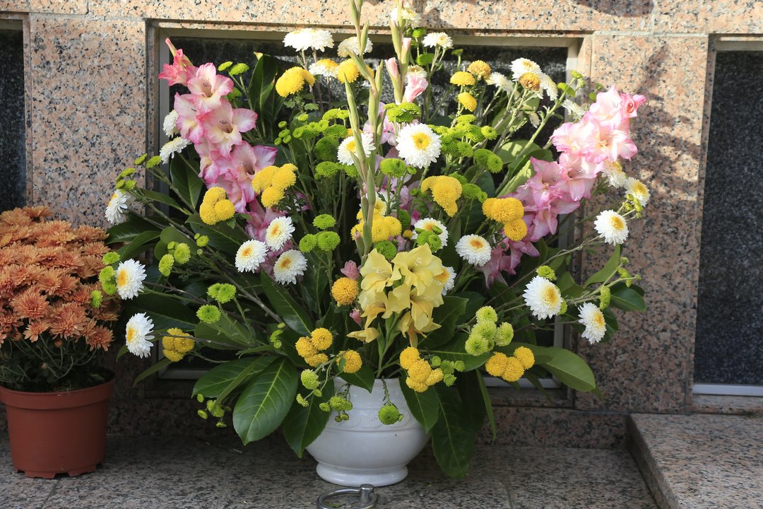 Un centro de flores en un cementerio de la provincia.
