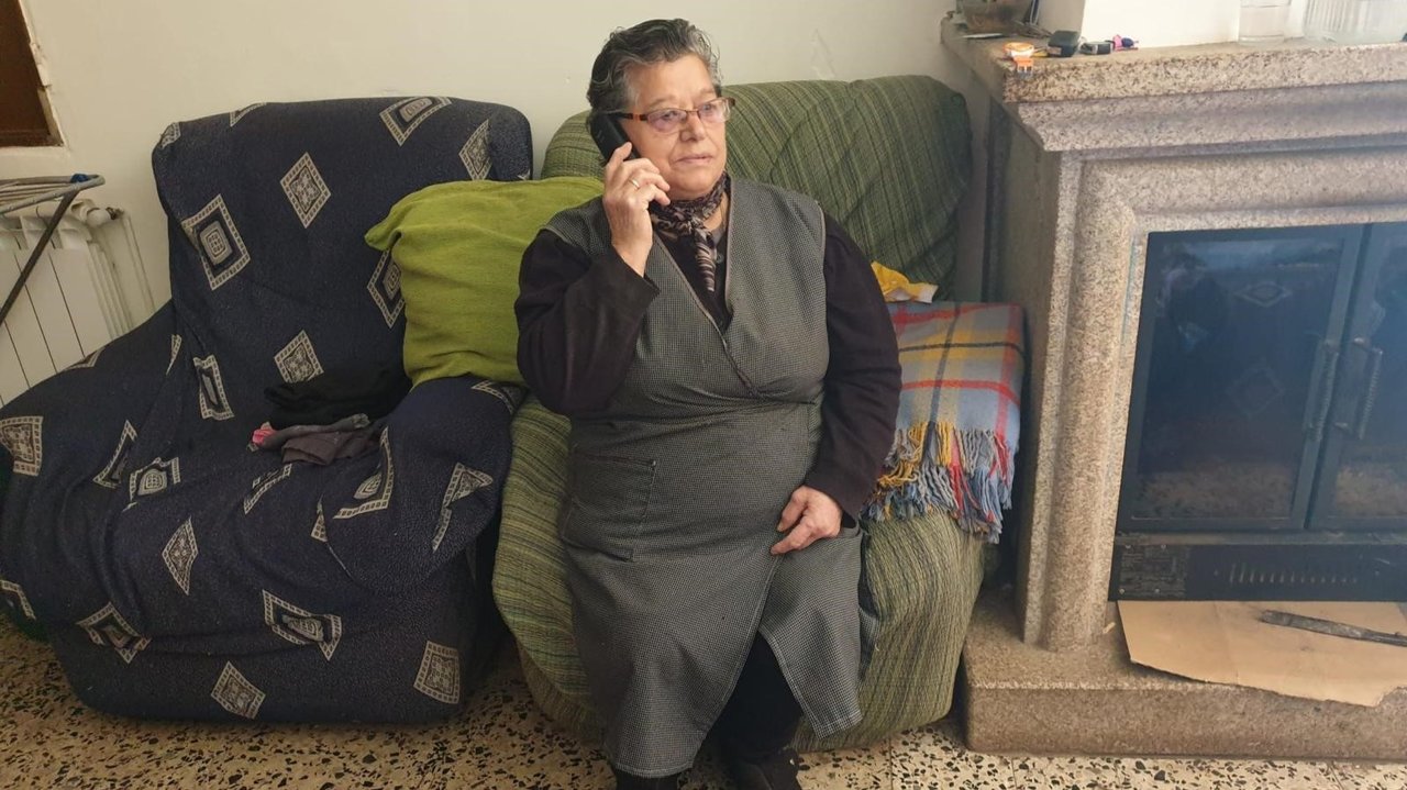 Manuela Justo, vecina de Cualedro, recibe la llamada de un familiar en su confinamiento.