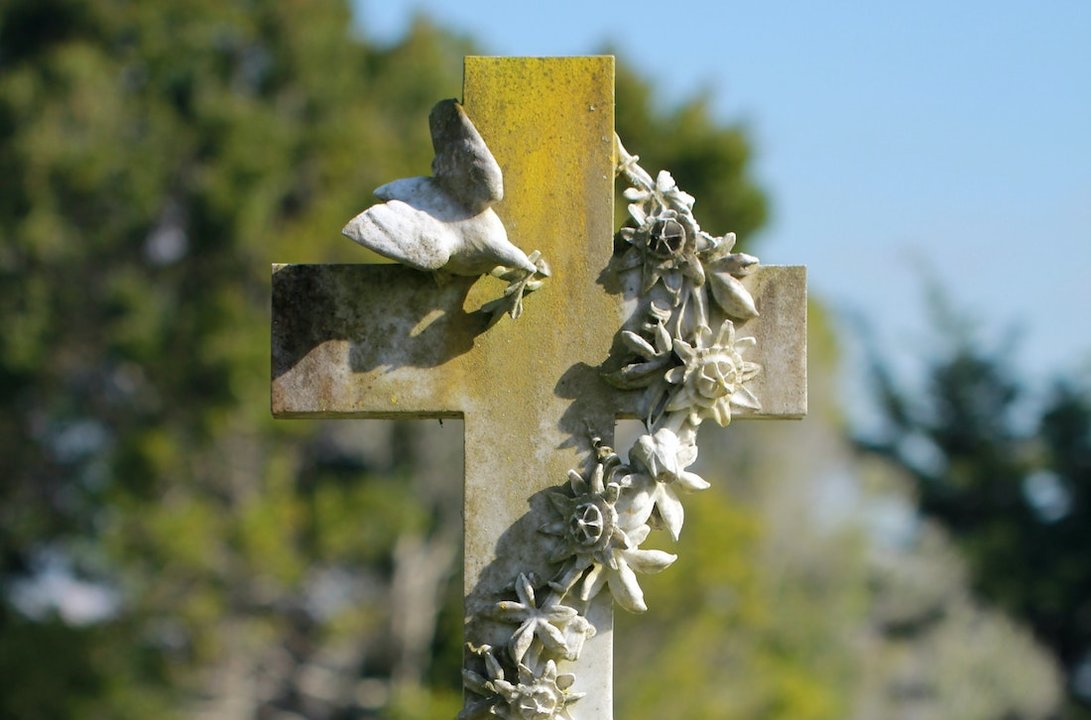 Una cruz de piedra decora una tumba. (Foto: Unsplash)