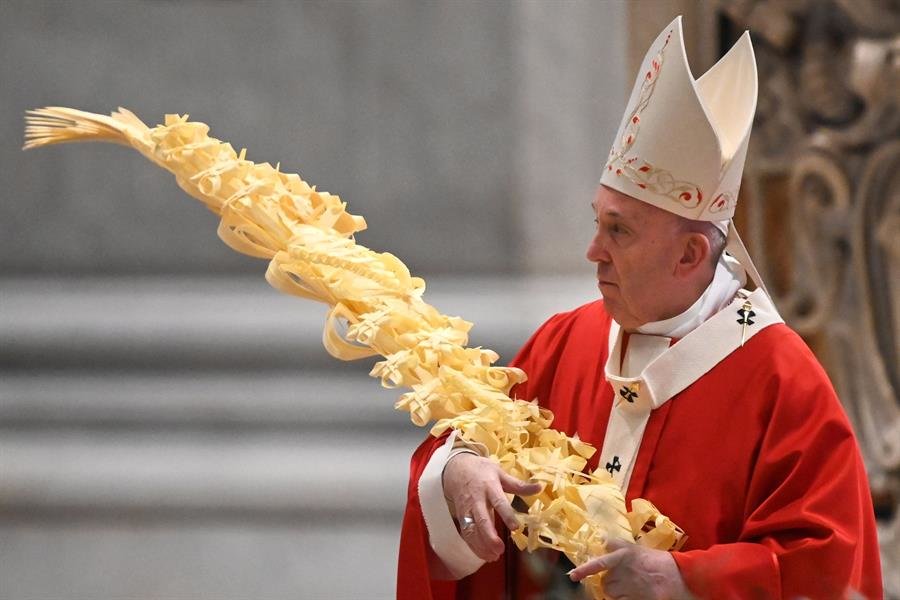 El Papa Francisco sostiene una palma durante la celebración del Domingo de Ramos, en San Pedro. (Foto: EFE)