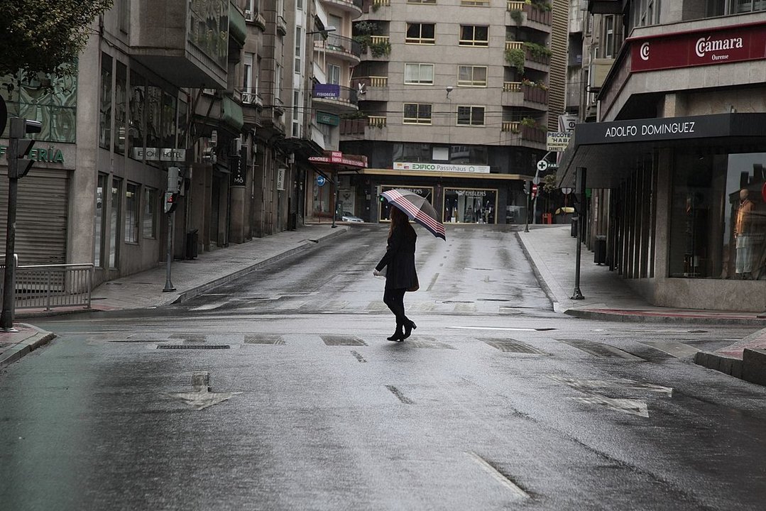 Una viandante pasea con paraguas por la avenida de la Habana, en Ourense. (Foto: Miguel Ángel)
