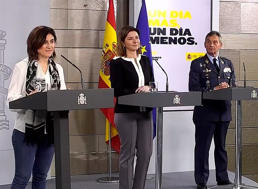A la izquierda, María José Sierra, en rueda de prensa telemática. (Foto: EFE)