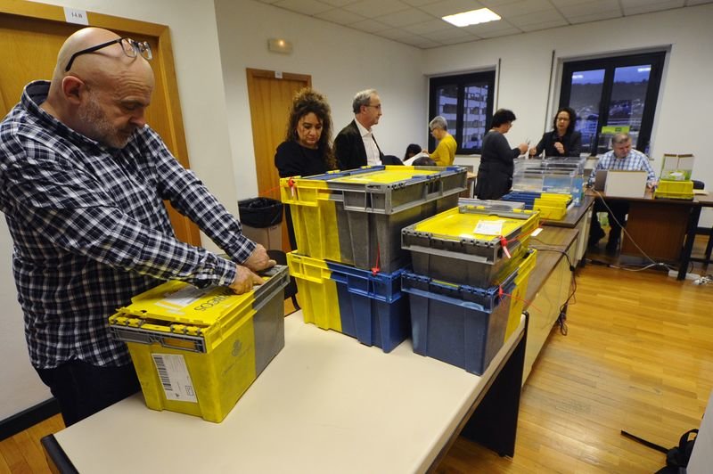 Recuento del voto emigrante en la Audiencia Provincial, el pasado noviembre (MARTIÑO PINAL).