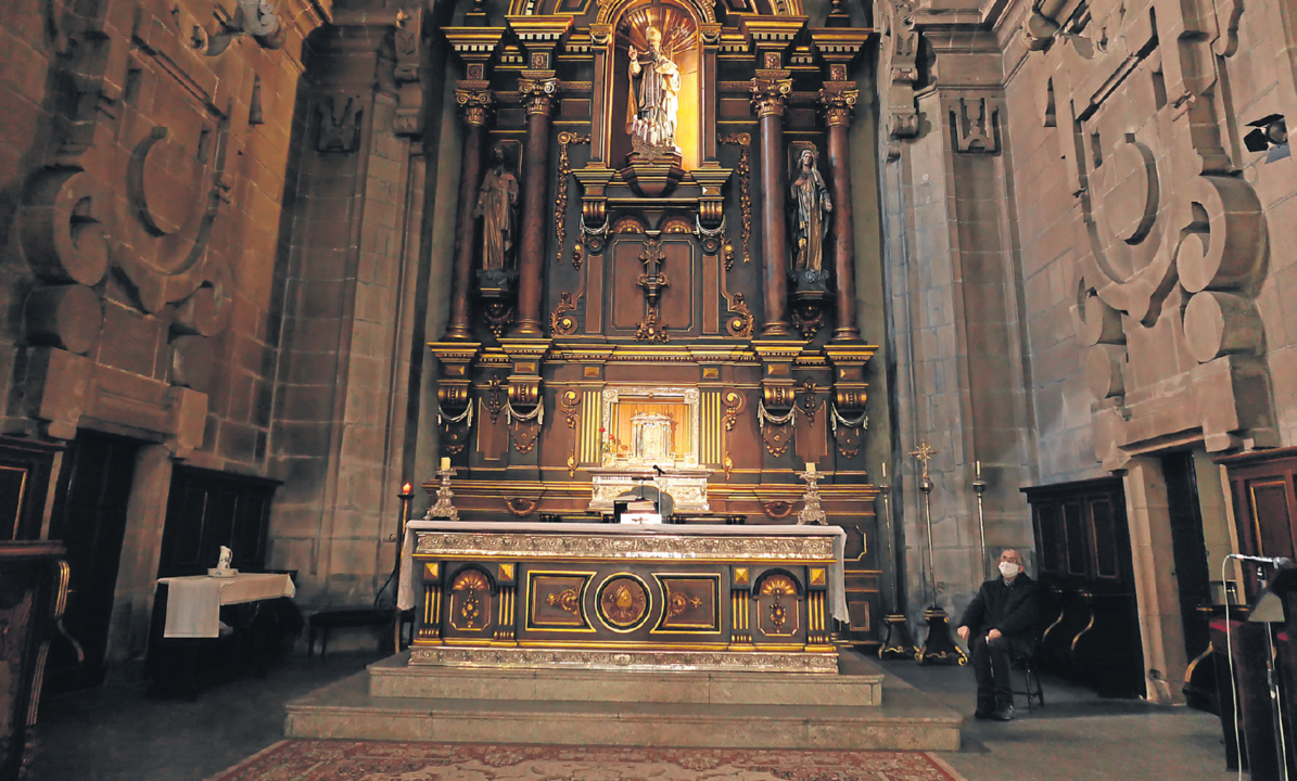 El encargado de la iglesia de San Nicolás en A Coruña sentado al lado del altar. (Foto: Suso Arjomil)