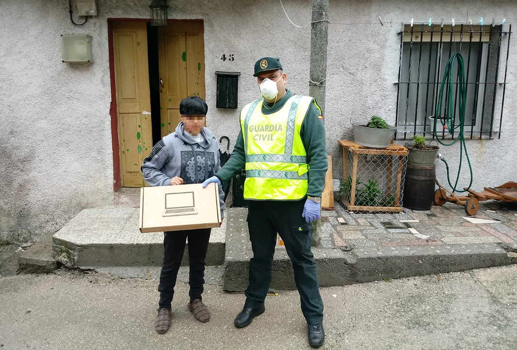 La Guardia Civil colaboró en la entrega del material a una estudiante de Quintela de Leirado.