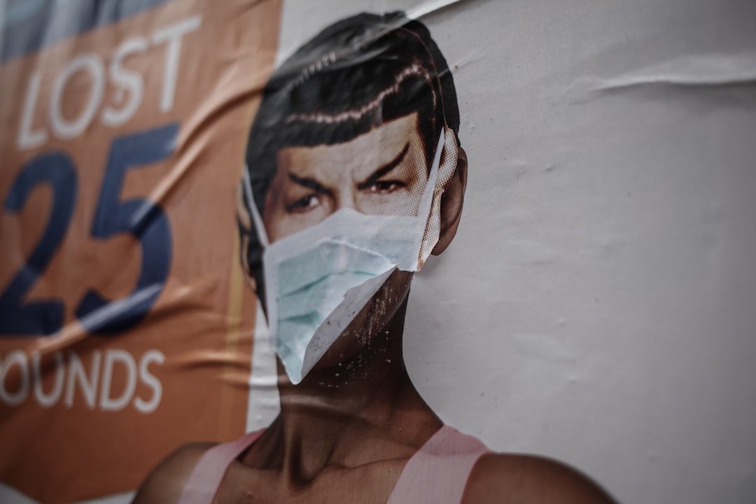 Una imagen en un muro cubierta con una mascarilla. (Foto: Unsplash) coronavirus