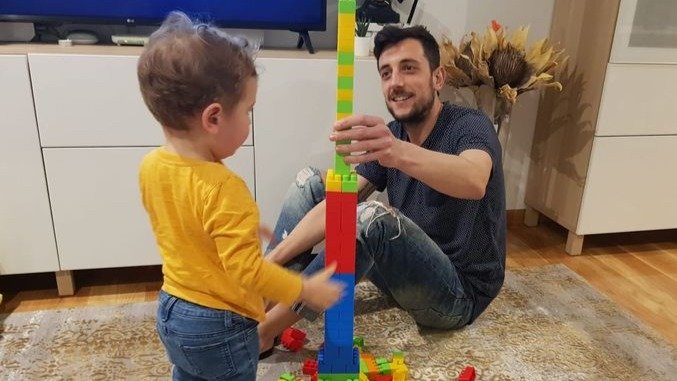Diego Vieytes, jugando con su hijo Luca en el salón de casa.