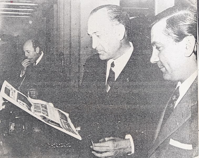 Licinio de la Fuente y José Luis Outeririño observan un ejemplar de la Edición Aérea.
