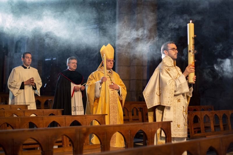 El obispo de Ourense, Leonardo Lemos, presidió este sábado por la tarde la Vigilia Pascual en la Catedral de Ourense.