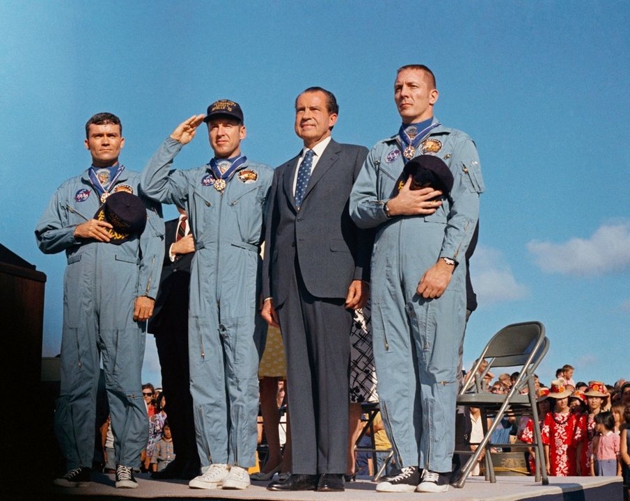 Swigert, Lovell y Haise celebran su regreso junto al presidente de Estados Unidos, Nixon.