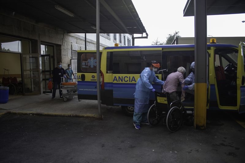 Traslado de pacientes de Covid-19 al hospital de Piñor (EFE).