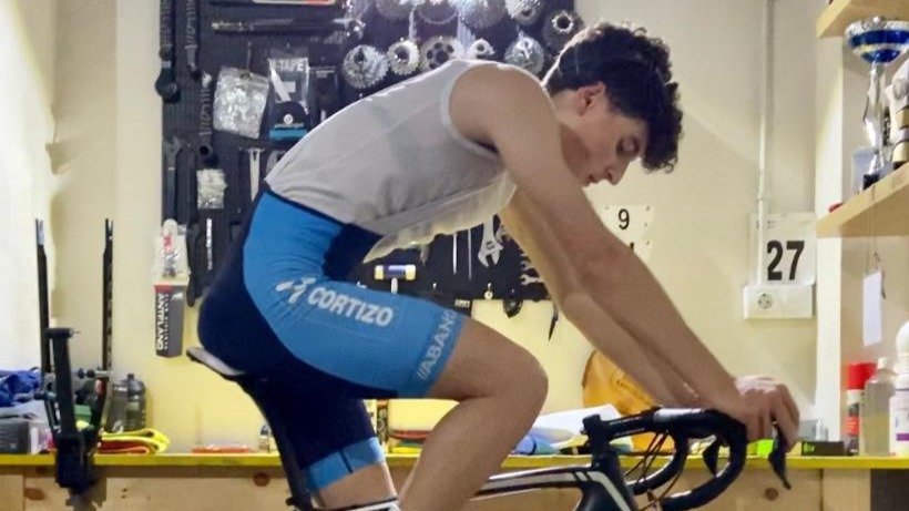 Breogán Diz Vences se entrena en casa. El rodillo es indispensable para un ciclista, pero también toca realizar otros ejercicios.
